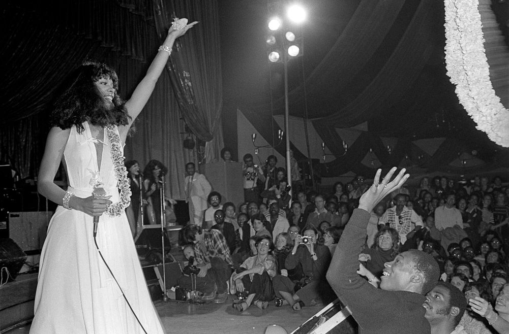 Donna Summer throws a flower garland to her fans after performing at Roseland in 1976 (Allan Tannebaum)
